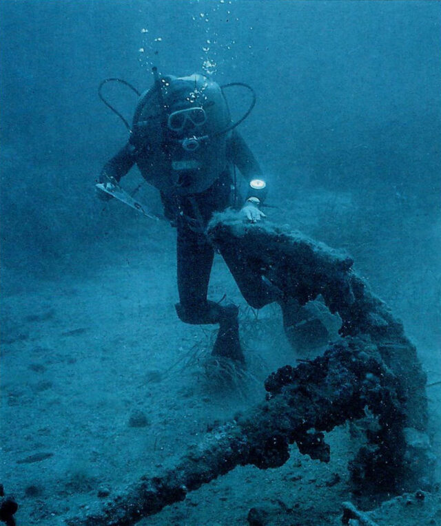Urs Brunner mit Plastiktafel zum Zeichnen unter Wasser am Stockanker eines Wracks
