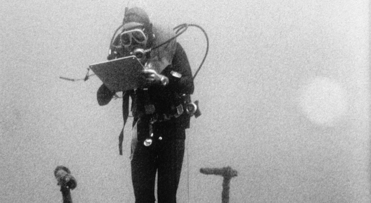 Urs Brunner skizzierend am Tauchen